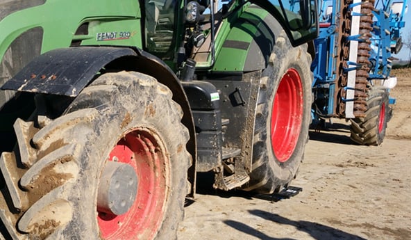 Ballastieren von Agrarreifen Wiegen der Hinterachse des Traktors