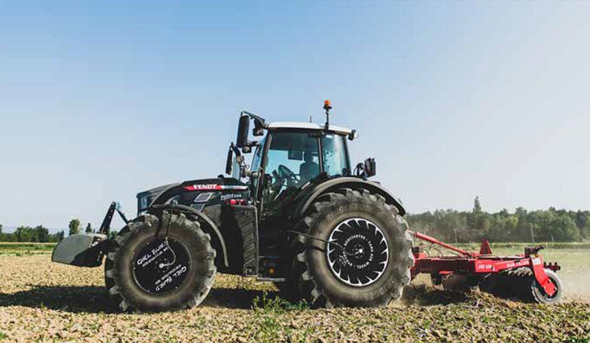 Landwirtschaftlicher Betrieb, ausgerüstet mit VT Tractor-Reifen und Tank Air Wheel