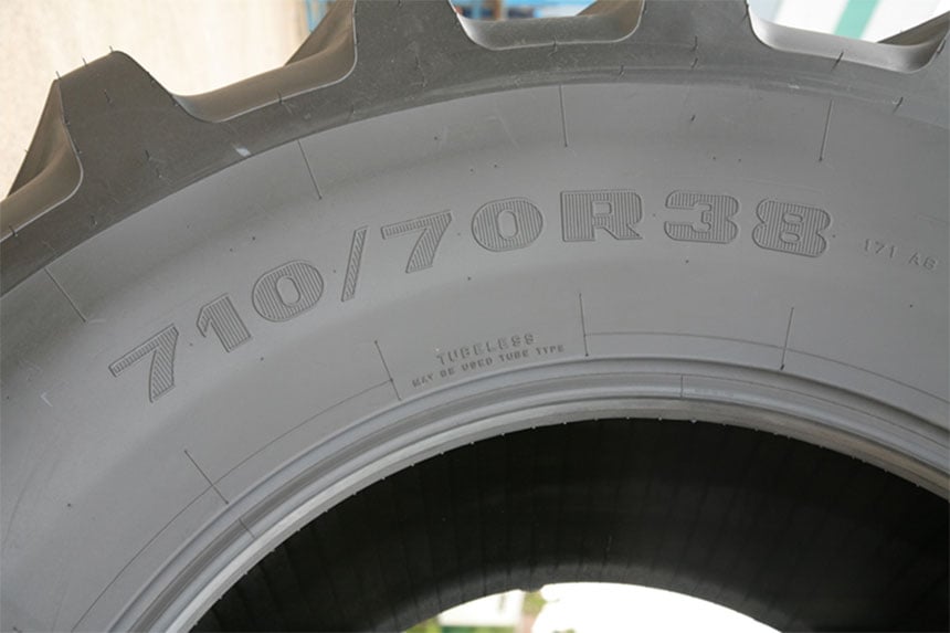 Kennzeichnung der Reifenbreite auf der Reifenseite, hier 710 mm