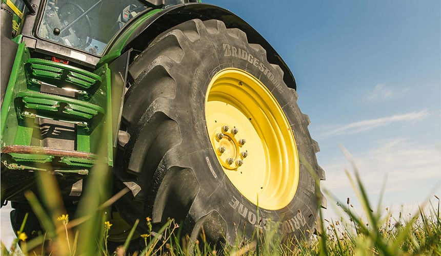 Der VX-R TRACTOR von Bridgestone gewährleistet eine optimale Voreilung