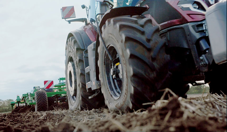 VF-Niederdruckreifen VT-TRACTOR bei der Bodenvorbereitung