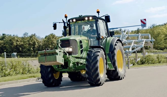 Test des VX-R TRACTOR bei Kurvenfahrten auf der Straße mit einem Druck von 1,2 bar