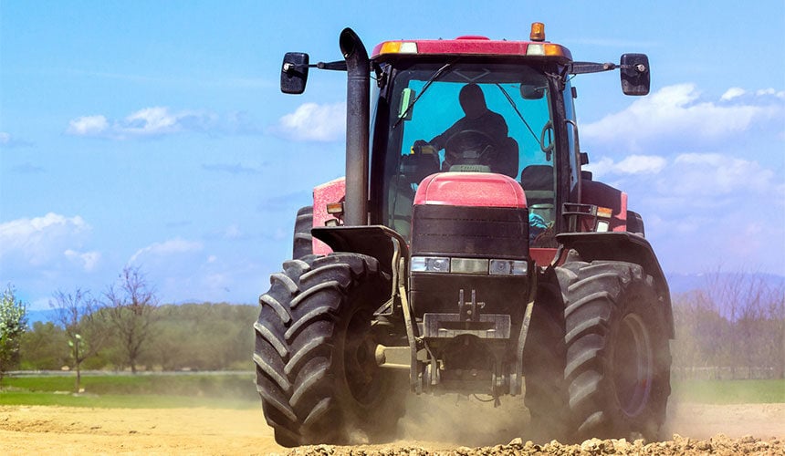 Beim Bremsen in der Kurve wird das gesamte Gewicht des Traktors auf den vorderen Reifen verlagert, der außen fährt