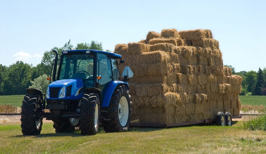 Diese schwere Last bewirkt eine zu starke Verlagerung der Last auf die Hinterachse des Traktors