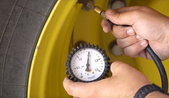 Druckkontrolle bei den Reifen VX-TRACTOR