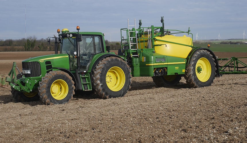 John Deere-Traktor 6630 fährt mit VX-R TRACTOR Reifen