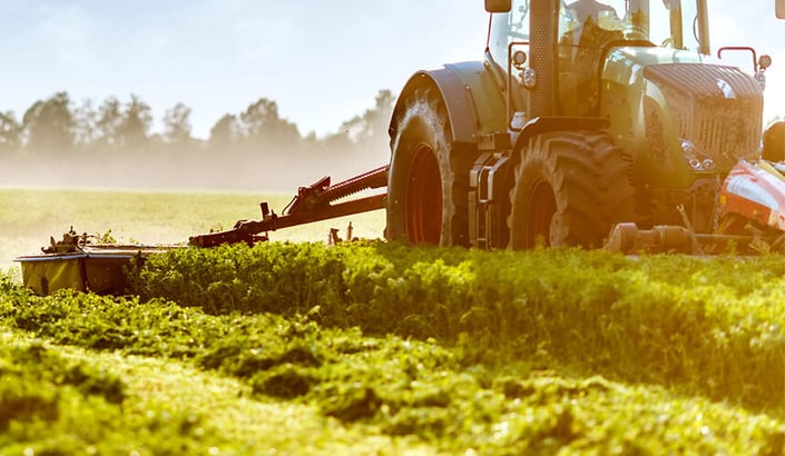 Mähdrescherreifen auf einem Traktor beim Säen, Heuen oder zur Bodenvorbereitung